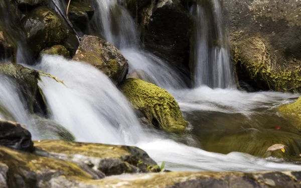 Rotsachtige stroom een — Stockfoto