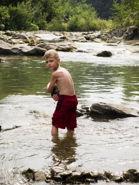 少年は、ダムを構築します。 — ストック写真