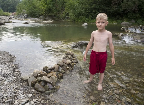 少年は、ダムを構築します。 — ストック写真