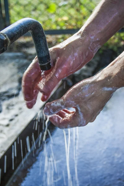 Homme se laver les mains — Photo