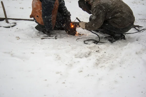 雪の上の作業溶接機 — ストック写真