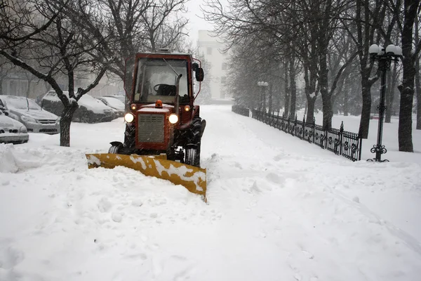 Tractor limpiando nieve — Foto de Stock