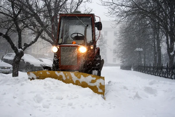 Очистка трактора от снега — стоковое фото