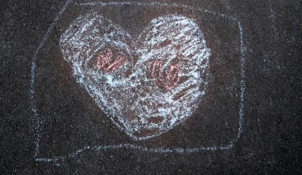 Сердце, нарисованное шалком — стоковое фото