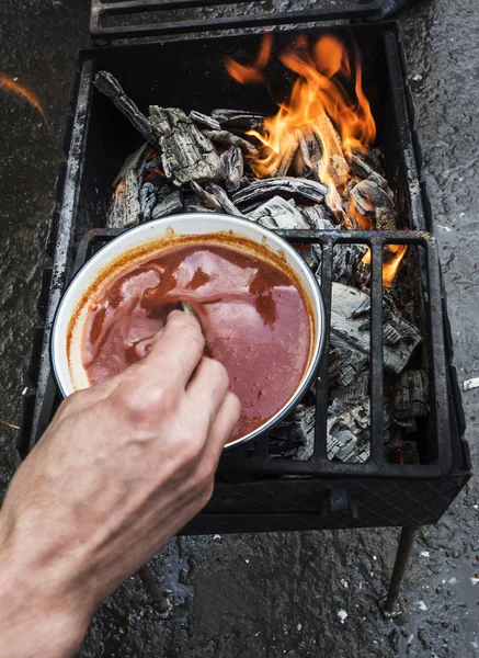 Man voorbereiding tomatensaus — Stockfoto