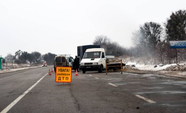 Valky, Kharkiv Oblastı, Ukrayna - 12 Ocak 2021: Trafik polisleri kazaya giden buzlu yolda kaza yaptı.
