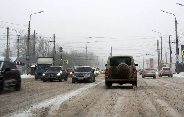 Kursk Russia 2021年1月14日 汽车沿着城市白雪覆盖的街道行驶 当地公用事业无法应付除雪 — 图库照片