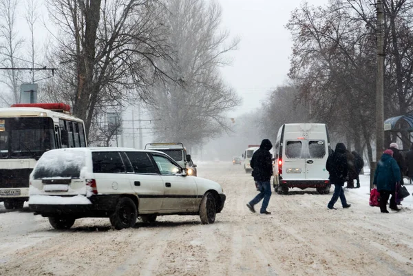 Kursk Rusia Enero 2021 Los Peatones Cruzan Calle Cruce Largo — Foto de Stock