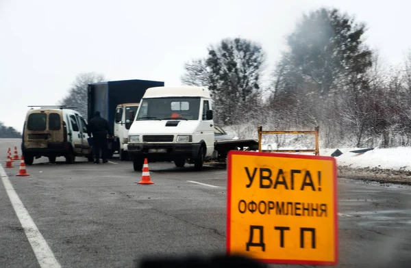 2021年1月12日 乌克兰哈尔科夫州瓦尔基 交通警察在导致事故的冰冻道路上记录了一起事故 — 图库照片