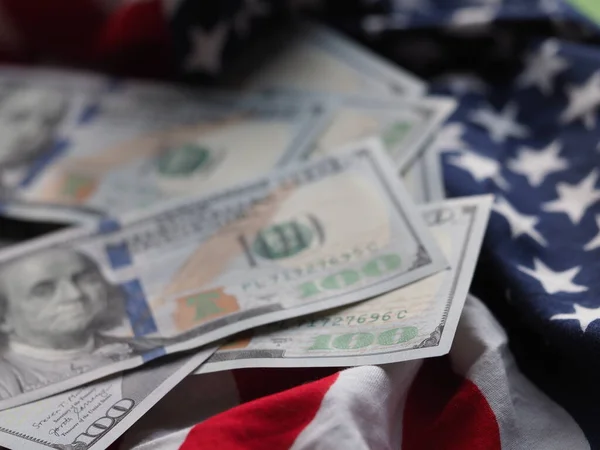 Фотографія 100 Доларових Банкнот Сша Американському Прапорі Вибіркове Зосередження — стокове фото