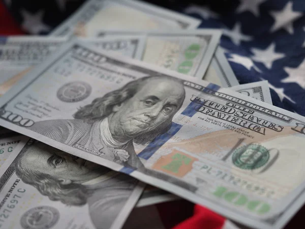 Фотографія 100 Доларових Банкнот Сша Американському Прапорі Вибіркове Зосередження — стокове фото