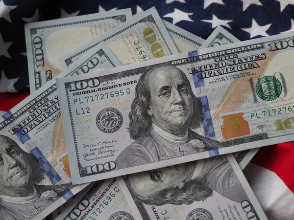 Eine Foto Illustration Von 100 Dollar Scheinen Auf Amerikanischer Flagge — Stockfoto