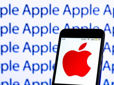 KIEV, UKRAINE - 21 Ocak 2021: Bu resimde Apple Inc. logosu arka plandaki logo üzerinde akıllı telefonda gösteriliyor
