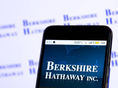 KIEV, UKRAINE - 22 Ocak 2021: Bu resimde Berkshire Hathaway logosu akıllı telefonda sergilenmektedir