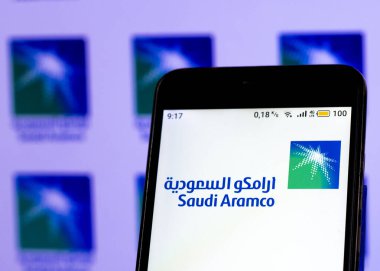 KIEV, UKRAINE - 22 Ocak 2021: Bu resimde Suudi Arabistan Petrol Şirketi (Suudi Aramco) logosu akıllı telefonlarda gösteriliyor