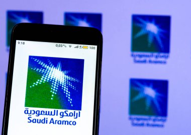 KIEV, UKRAINE - 22 Ocak 2021: Bu resimde Suudi Arabistan Petrol Şirketi (Suudi Aramco) logosu akıllı telefonlarda gösteriliyor