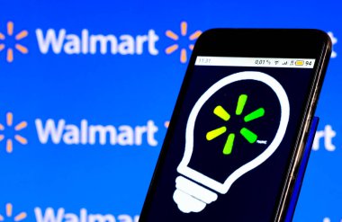 KIEV, UKRAINE - 27 Ocak 2021: Bu resimde bir Walmart Global Tech logosu akıllı telefonda gösteriliyor
