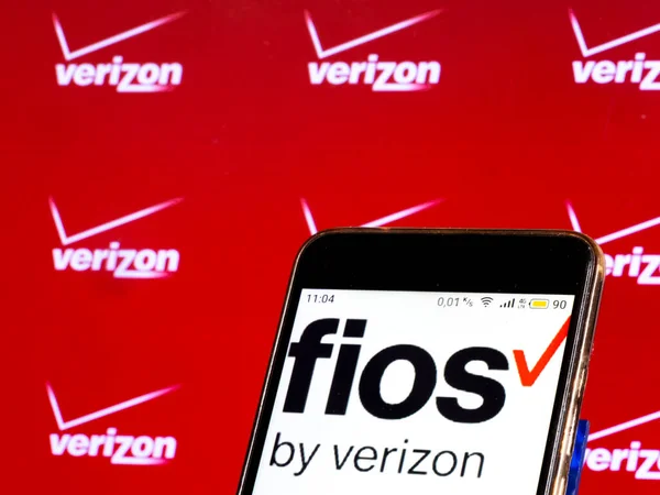 Kiev Ukraine 2021 사진에는 스마트폰에 피오스 로고가 버라이 Verizon Fios — 스톡 사진