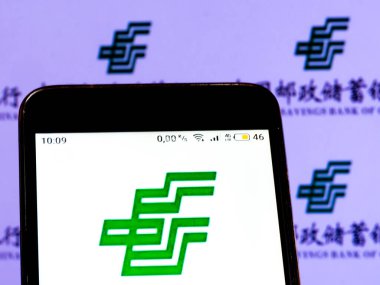 KIEV, UKRAINE - 31 Ocak 2021: Bu resimde Çin Posta Tasarruf Bankası logosu akıllı telefondan gösteriliyor