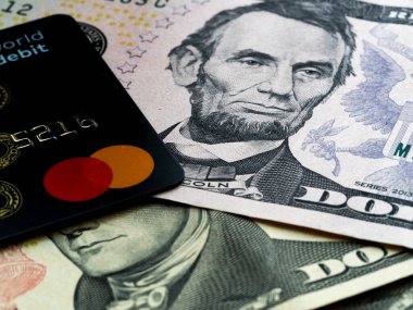 Bu resimde arka planda 5 ve 10 dolarlık banknotlar var.