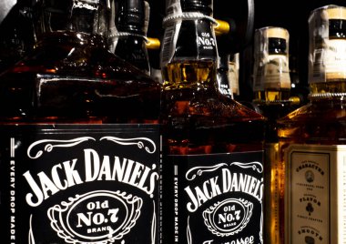 Jack Daniel 'ın viskisi rafta. Jack Daniel 's, Tennessee viskisinin bir markası ve dünyada en çok satan Amerikan viskisi.