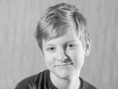 Gri arkaplanda beyaz ve siyah beyaz beyaz beyaz çocuk portresi