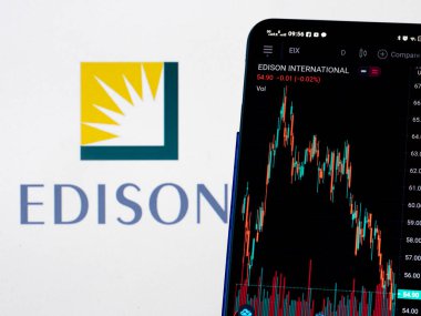 Kiev, Ukrayna, 3 Mart 2021. Bu resimde Edison International 'ın borsa bilgileri akıllı bir telefonda sergilenirken Edison International' ın logosu arka plan olarak gösteriliyor.