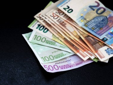 Siyah arkaplandaki Avro banknotları yığını