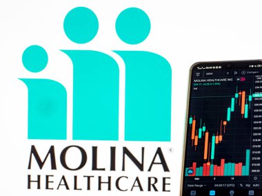 Kiev, Ukrayna, 22 Mart 2021. Bu resimde Molina Sağlık Şirketi 'nin borsa bilgileri arka planda Molina Sağlık Şirketi logosu bulunan bir akıllı telefonda sergileniyor..