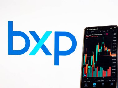 Kiev, Ukrayna, 22 Mart 2021. Bu resimde Boston Emlak Şirketi 'nin borsa bilgileri arka planda Boston Emlak, Inc. logosu olan bir akıllı telefonda sergileniyor..