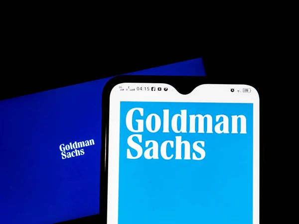 2021年4月10日 乌克兰基辅 在这张照片中 Goldman Sachs Group Inc 的标志展示在智能手机上 — 图库照片