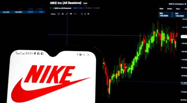 Kiev, Ukrayna, 7 Mayıs 2021. Bu resimde, bir Nike Inc. logosu arka planda Nike Inc. 'in borsa bilgilerinin yer aldığı bir akıllı telefonda sergileniyor..