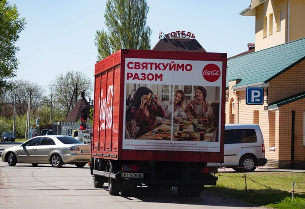 Ciężarówka Coca Cola Dostarcza Produkty Konsumentom — Zdjęcie stockowe