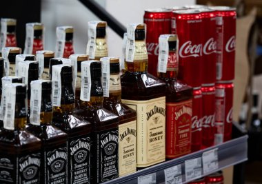 Kiev, Ukrayna, 11 Mayıs 2021. Jack Daniels 'ın viskisi dükkanda