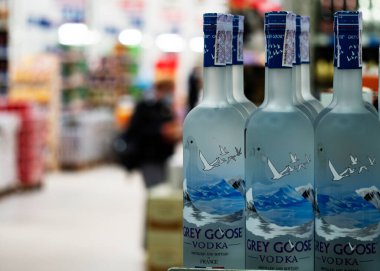 Kiev, Ukrayna, 11 Mayıs 2021. Grey Goose marka votka. Fransa 'da üretilmiş ve 2004' te Bacardi 'ye satılmış..