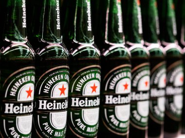 Kiev, Ukrayna, 11 Mayıs 2021. Bir mağazadaki rafta Heineken birası şişeleri