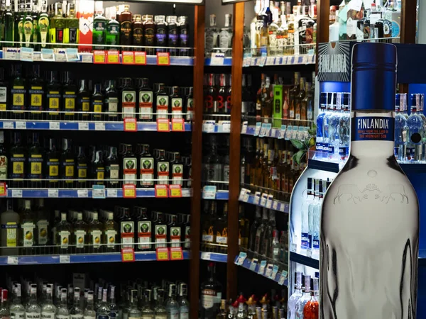 ウクライナのキエフ2021年5月11日 品揃えの多い店内のアルコール部門 — ストック写真