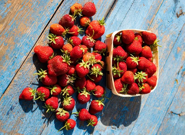 Reife Rote Erdbeeren Auf Einem Alten Verwitterten Holztisch — Stockfoto