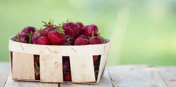 Korb Mit Erdbeeren Auf Einem Holztisch Garten Selektiver Fokus — Stockfoto