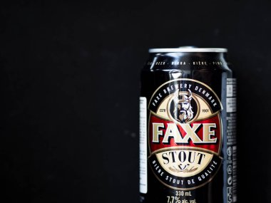 Kiev, Ukrayna, 26 Haziran 2021. Siyah arka planda bira kutusu.