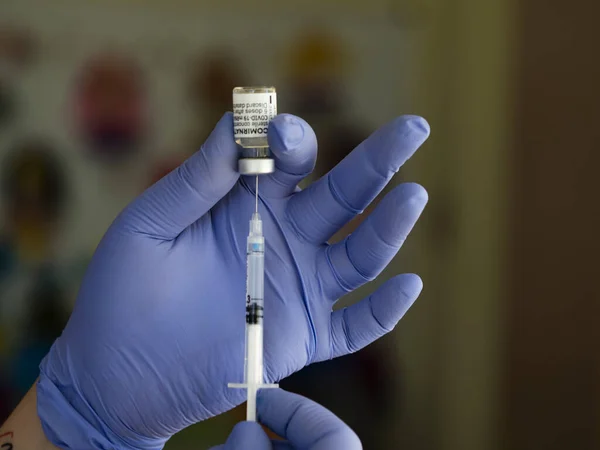 ウクライナのキエフ2021年6月30日 この写真のイラストでは 看護師は注射器にファイザー バイオテクノロジーの友愛Covid 19ワクチンを注入します — ストック写真