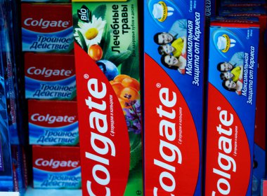 Kiev, Ukrayna, 30 Haziran 2021. Bu resimde Colgate diş macunu mağazada.
