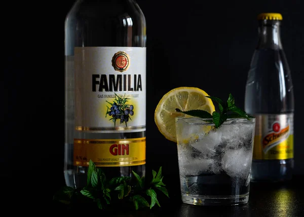 Kyjev Ukrajina Července2021 Lahvičky Gin Familia Schweppes Inidiánské Tonikum Hotový — Stock fotografie