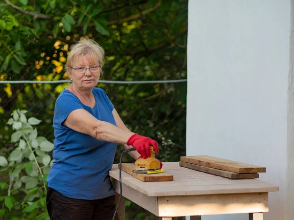 Senior Caucasian Woman Blue Shirt Red Gloves Sanding Board Sander — Stock Photo, Image