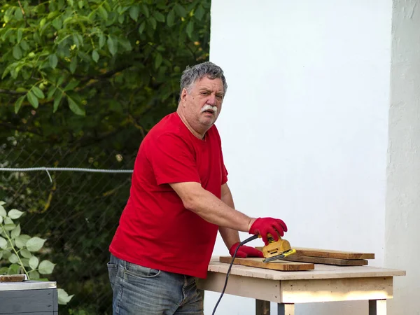 Senior Kaukasier Man Med Mustasch Röd Shirt Slipning Styrelse Med — Stockfoto