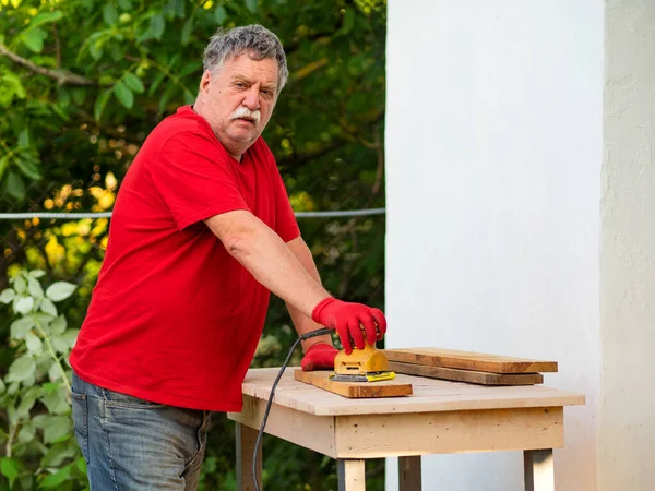 Senior Kaukasier Man Med Mustasch Röd Shirt Slipning Styrelse Med — Stockfoto