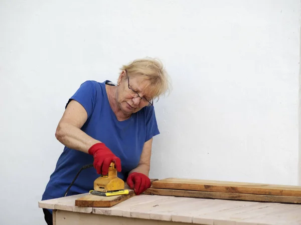Senior Caucasian Woman Blue Shirt Red Gloves Sanding Board Sander — Stock Photo, Image