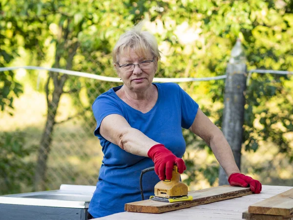 Senior Caucasian Woman Blue Shirt Red Gloves Sanding Board Sander — Stock Photo, Image