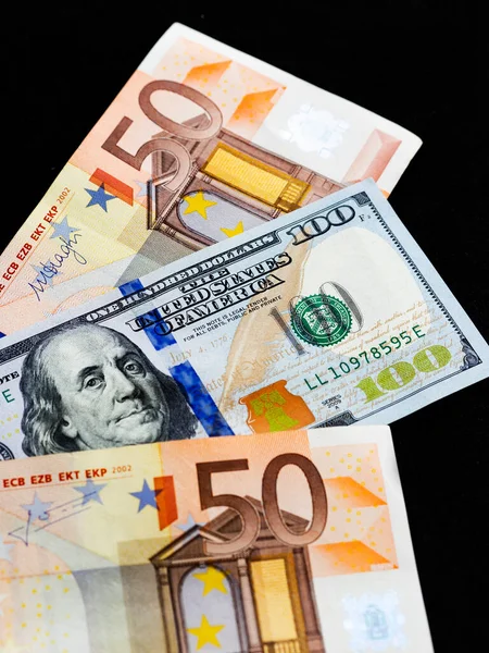 在这张照片中 美元和欧元钞票的背景 — 图库照片