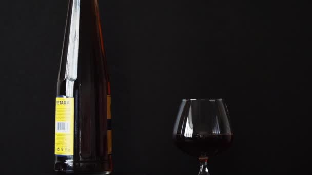 Kiev Oekraïne September 2021 Gedraaide Fles Griekse Brandy Metaxa — Stockvideo